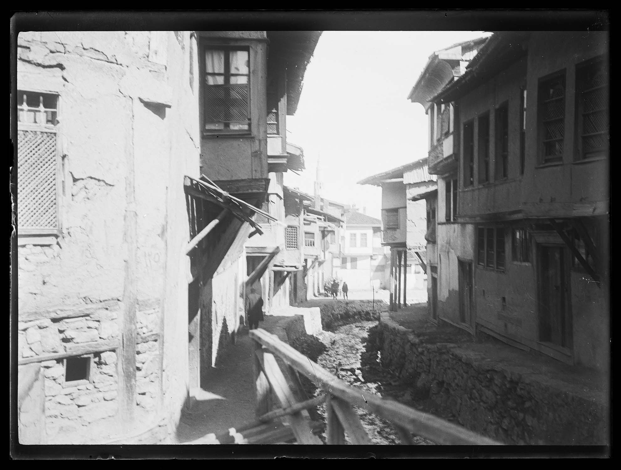 Maisons et ruisseau dans la vieille ville